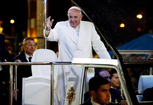 Papa Francisco llega al ferviente Paraguay en último tramo de gira sudamericana