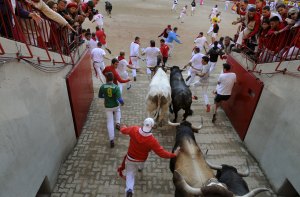 Dos corneados en Pamplona durante el séptimo encierro de San Fermín