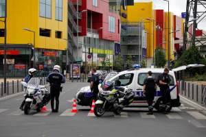 Policía evacua a 18 personas de local comercial en París (Fotos)