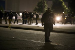 Tres muertos y nueve heridos tras tiroteo en un cine de Estados Unidos