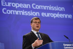 Estabilidad de zona euro “no está en juego” tras referendo en Grecia, estima la Comisión Europea