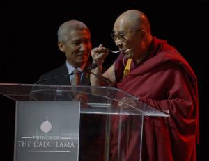 El dalái lama, un monje budista con estatus de estrella del rock