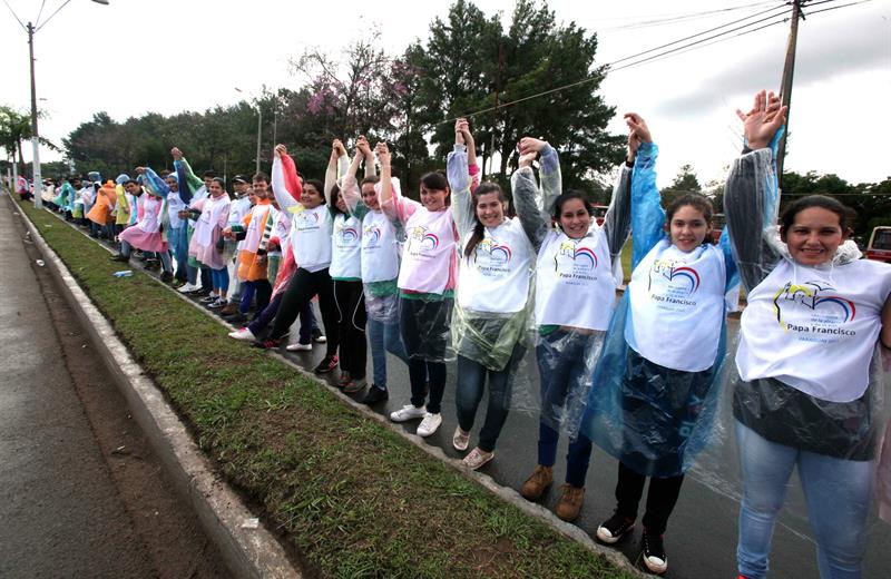 Miles de jóvenes forman cordón humano para recibir al papa en Paraguay