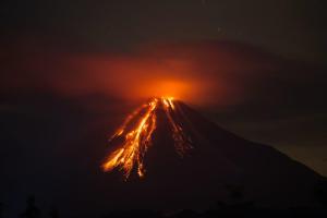 Declaran emergencia en cinco municipios mexicanos por erupción del Volcán Colima