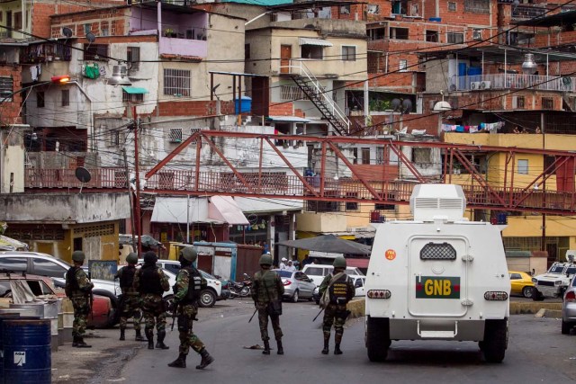 POLICÍA MILITARIZADA VENEZOLANA DESPLIEGA UN VASTO OPERATIVO EN CARACAS