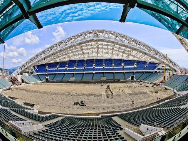 Imagen fechada el 13 de julio de 2015 que muestra el interior del estadio olímpico Fisht en Sochi (Rusia). Rusia ha recortado en algo más de 560 millones de dólares el presupuesto para la preparación del Mundial de fútbol de 2018. EFE/Srdjan Suki