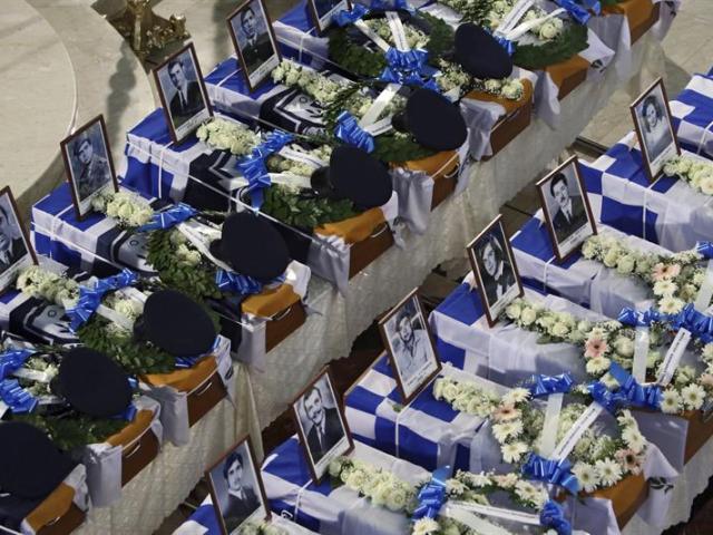 Imagen de los féretros con los restos mortales de las 17 personas halladas en una fosa común y cuyas identidades han sido comprobadas gracias a la prueba del ADN, durante una misa funeraria por el 41 aniversario del golpe de estado en Chipre celebrada en Nicosia (Chipre), hoy, miércoles 15 de julio de 2015. EFE/Katia Christodoulou