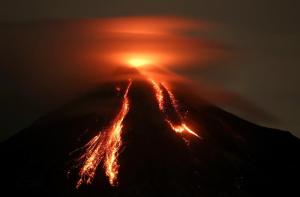 México se encuentra en alerta por amenaza de huracán y erupción de volcán Colima