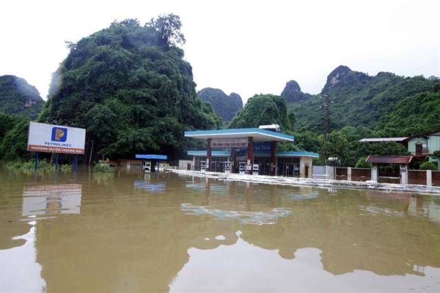 VIE02 QUANG NINH (VIETNAM), 29/07/2015.- Vista general de una gasolinera inundada tras las fuertes lluvias en Quang Ninh, al norte de Vietnam, hoy, 29 de julio de 2015. Al menos 17 personas han perdido la vida y seis están desaparecidas por inundaciones y corrimientos de tierra provocados por las lluvias torrenciales que azotan la provincia de Quang Ninh. EFE/NGUYEN TRI