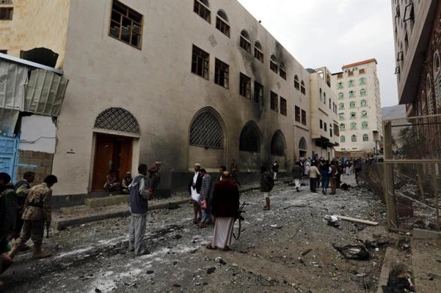 Varios personas observan el lugar del ataque de un coche bomba cerca de una mezquita ismailí (chií) en Saná, Yemen, hoy 29 de julio de 2015. Al menos tres personas murieron hoy y otras seis resultaron heridas por la explosión cuya autoría fue reivindicada por la filial del grupo terrorista Estado Islámico (EI) en este país. EFE/Yahya Arhab
