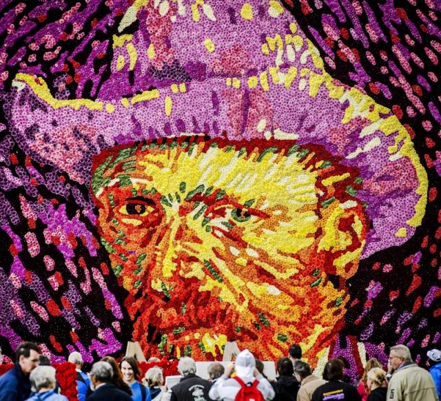 Vista de un mural de flores que forman el retrato del pintor holandés Vincent van Gogh en la Plaza de los Museos de Amsterdam, Holanda hoy 29 de julio de 2015 con motivo del 125 aniversario de su muerte. EFE/Remko De Waal