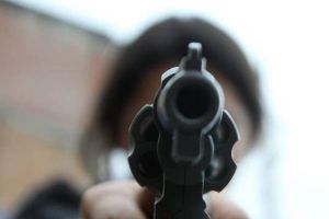 Adolescente mata a otro jugando con una pistola en el sureste de Florida