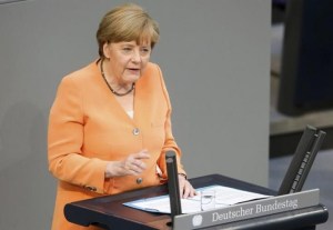 Merkel dice a los diputados alemanes que si no se ayuda a Grecia será el caos