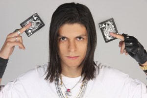 El mago venezolano Black Card Magician conquista a todos con su Tecnomagia