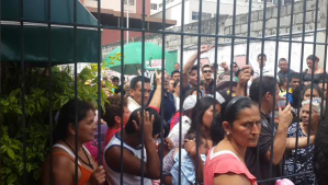 Clientes amotinados partieron vidrios de abasto Bicentenario en Mérida
