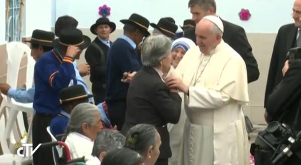El papa Francisco visitó un asilo de ancianos antes de su partida de Ecuador