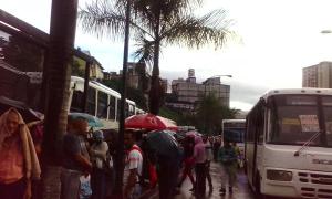 Reportan largas colas en Los Teques para abordar unidades hasta Caracas