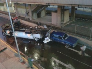 Camión impactó contra cercado del metro de Maracaibo (Fotos)