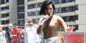 ¡Platanazo! La caída de Demi Lovato al borde de una piscina (Video)