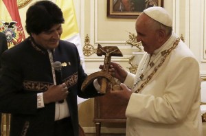 El Papa asegura que no se ofendió por la cruz comunista de Evo Morales