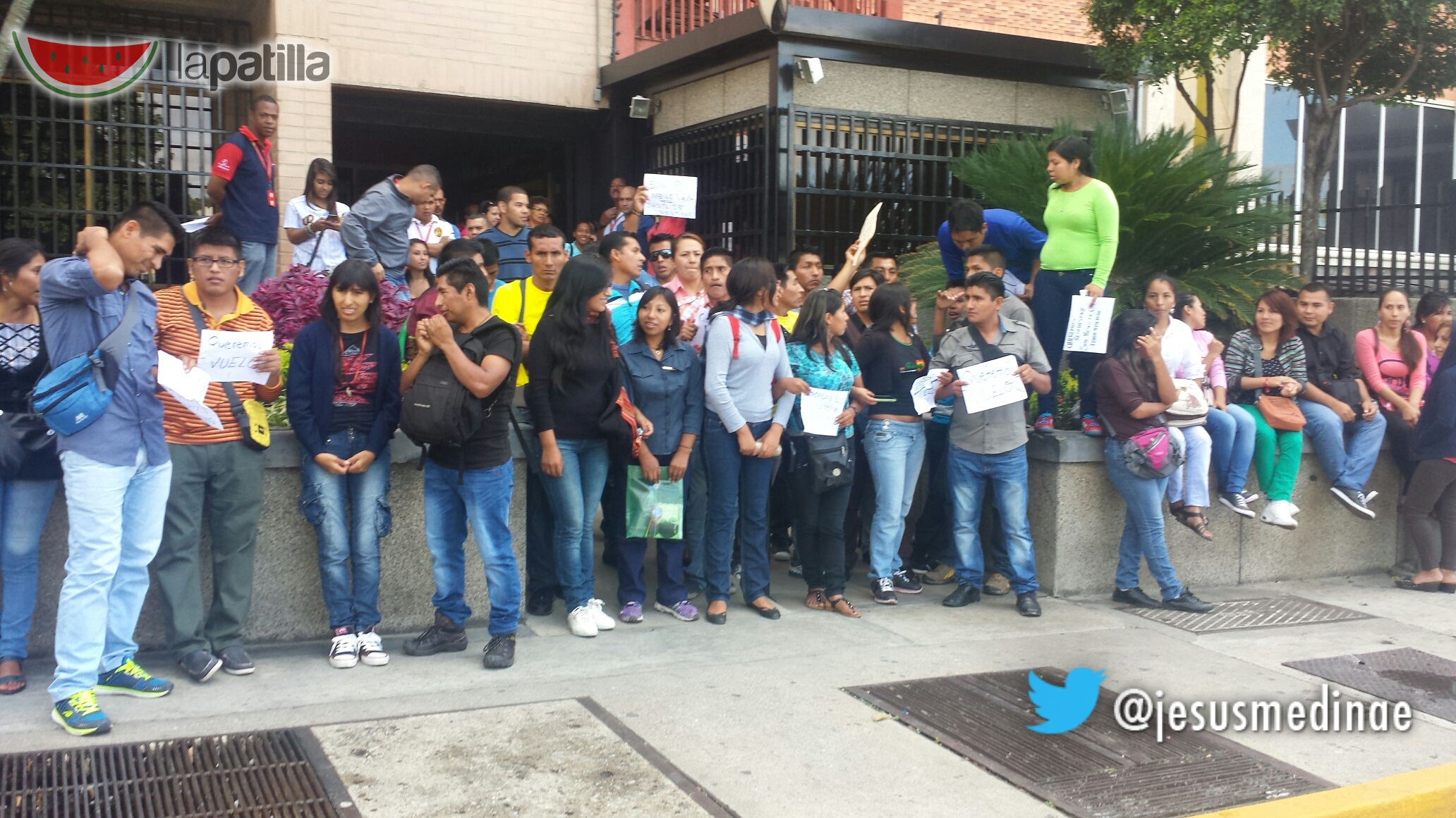 Estudiantes bolivianos exigen respuesta inmediata a Fundayacucho (Fotos y video)