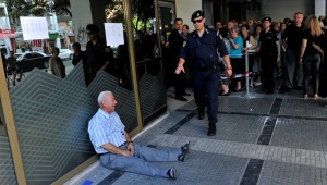 “El hombre que llora”, la historia detrás de la conmovedora imagen de un jubilado griego