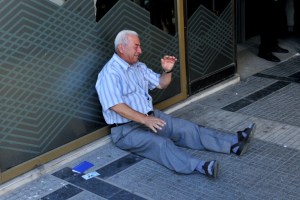 El llanto de un jubilado resume la crisis en Grecia (Fotos)