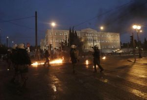 Fuertes protestas sacuden Atenas por las reformas económicas (FOTOS)