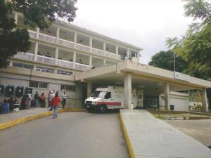 Buhoneros del hospital universitario en Carabobo venden insumos médicos con sobreprecio