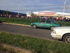 Así está la cola para comprar en Makro de Acarigua (Fotos)
