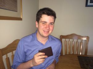 Joven encuentra a dueño de billetera perdida en Facebook