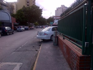 Los más abusadores de Caracas se estacionan en Los Palos Grandes: Viejitos pa´ la calle (FOTOS)