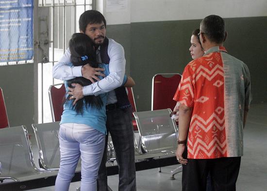 Pacquiao visita a una mujer condenada a muerte en Indonesia