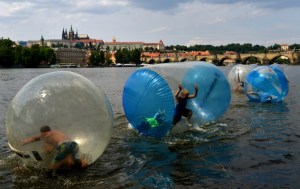 Así pasan el calorón los turistas en Praga (Fotos)
