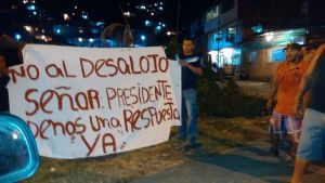 Habitantes de barrio Metropolitano de la Panamericana protestan a Nicolás por amenaza de desalojo (FOTOS)