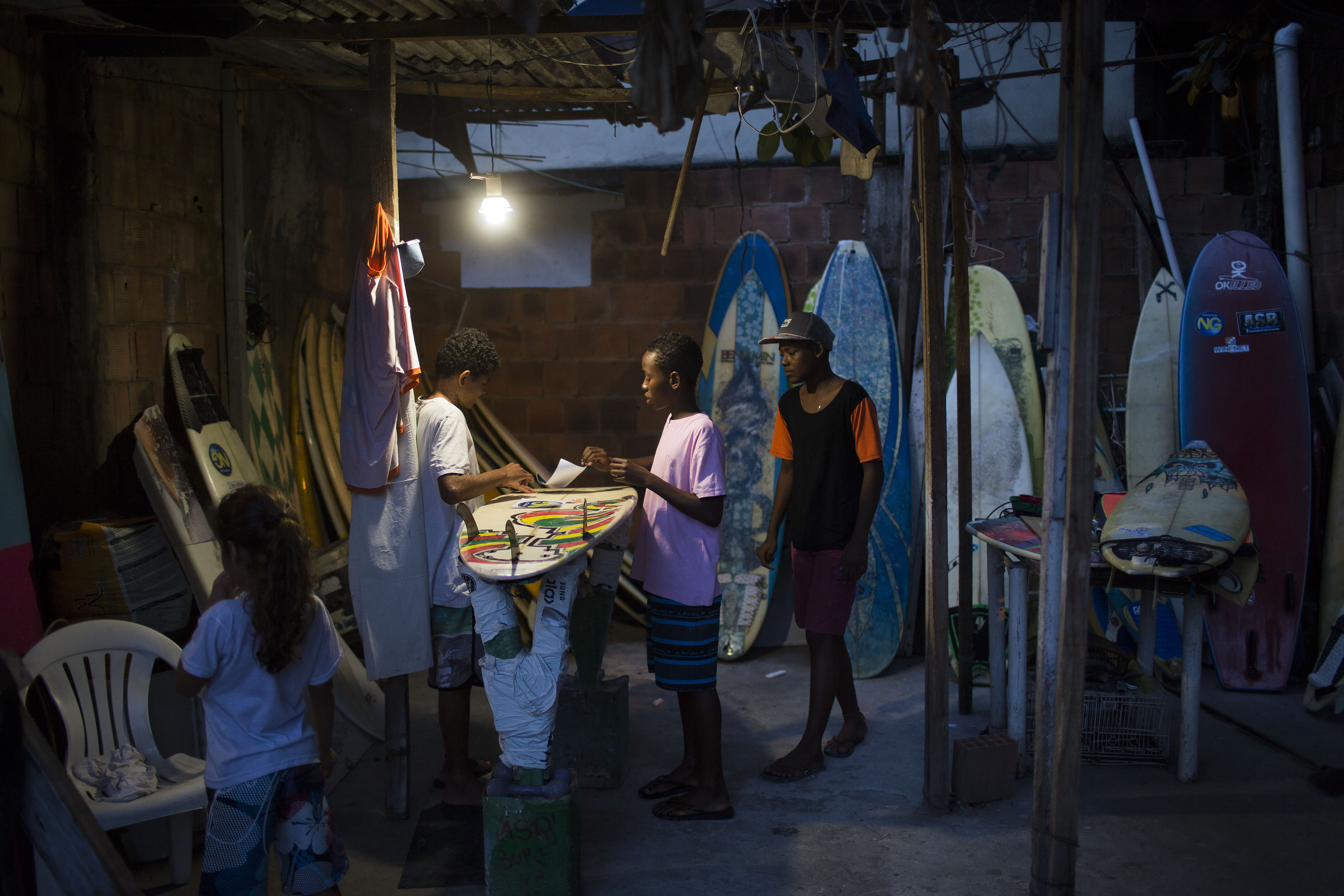 El surf aleja a niños de favelas de Río de Janeiro (Fotos)