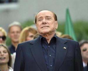 Berlusconi subasta en internet un almuerzo con él