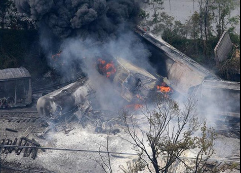 Tren con productos químicos tóxicos descarrila y se incendia en EEUU