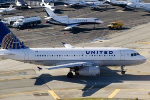 United Airlines suspende todos sus vuelos