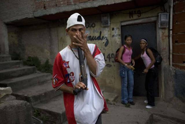 Un traficante de drogas que se autodenominó "El Menor" en el barrio Las Mayas (Foto AP)