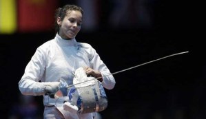 Alejandra Benítez gana medalla de plata en final de esgrima