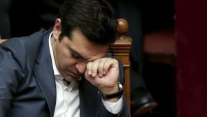 Despiden a ministros griegos que votaron contra nuevas medidas económicas