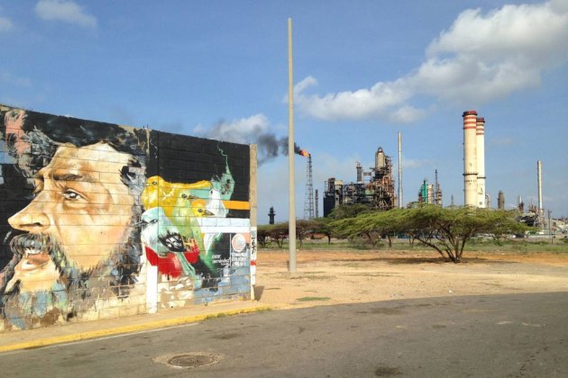 Grafitis revolucionarios se ven en los muros del barrio Ali Primera cerca de la refinería Amuay (Foto Kejal Vyas/The Wall Street Journal)