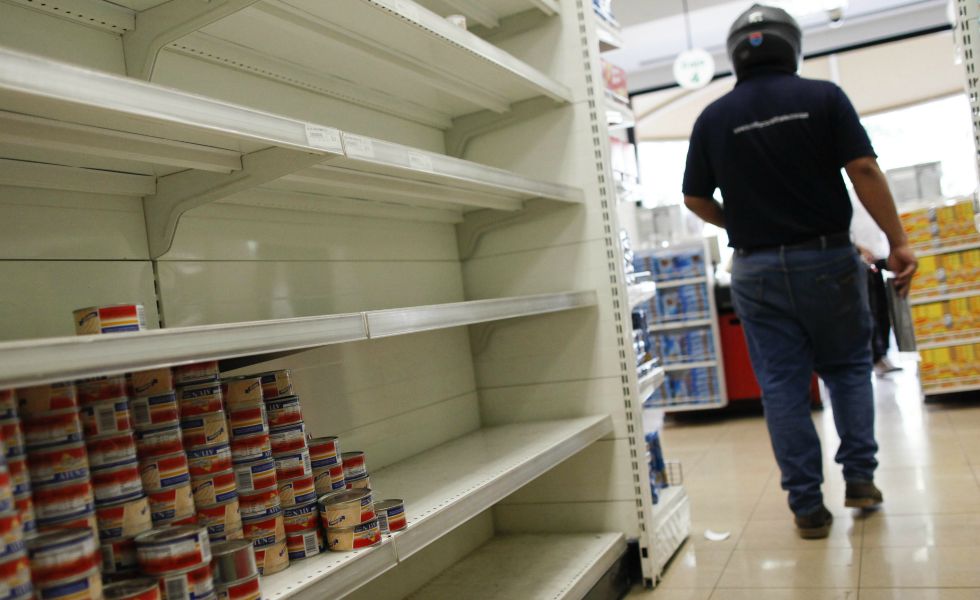 Anaqueles vacíos y precios altos: La cotidianidad del venezolano