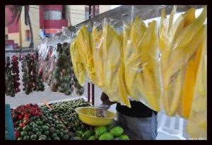 Deltanos sobreviven vendiendo mangos