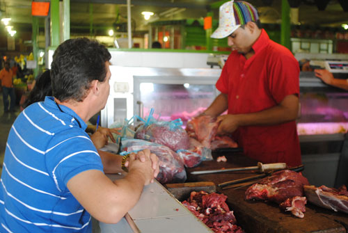Carnicerías solo ofrecen charcutería, cochino y pollo