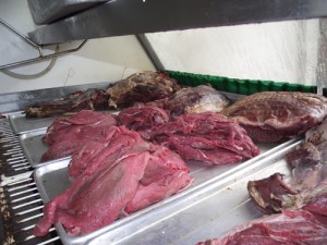 Decomisan doce toneladas de carne y pollo en Río Chico