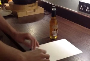 Mira la manera más simple de abrir una botella de cerveza (Video)