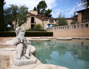 Dos monjas se niegan a venderle a Katy Perry un antiguo convento