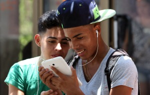 Así de entusiasmados están los cubanos por nueva conexión wifi en zonas públicas (FOTOS)